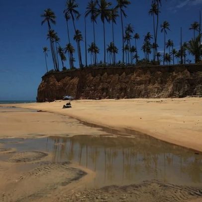 Primeira praia do Brasil, cercada por falésias, ganha destaque