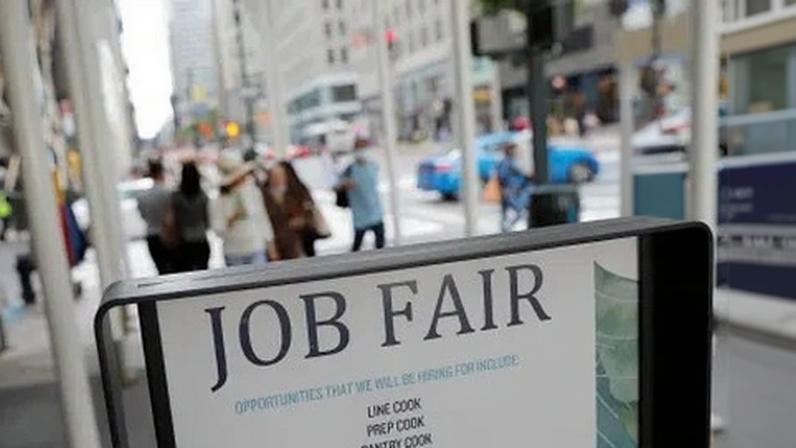 Placa de sinalização de uma feira de empregos na 5ª Avenida, em Nova York, em 3 de setembro de 2021