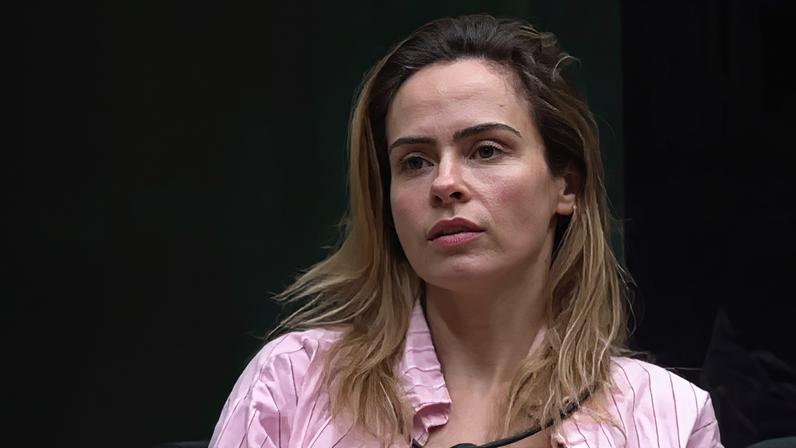 Ana Paula Renault compra briga com produção