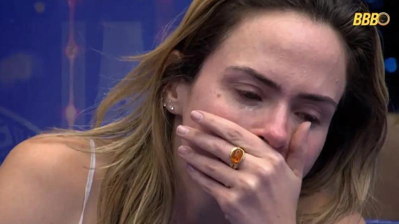 Ana Paula Renault chora ao saber da morte do pai