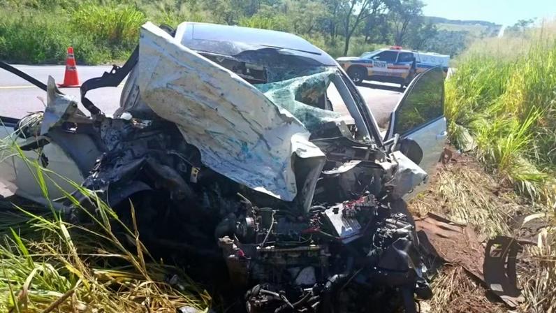 Duas pessoas morrem e quatro ficam feridas em batida entre caminhão e carro na MGC-497, em Uberlândia — Foto: PMRv/Divulgação