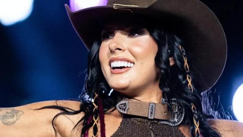 Ana Castela leva tombo em show