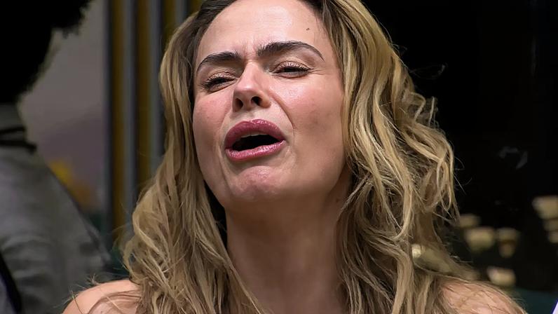 Ana Paula Renault chora ao ver a família na final do BBB 26 após morte do pai
