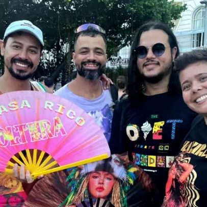 Fãs de Shakira pedem Mama África durante show em Copacabana