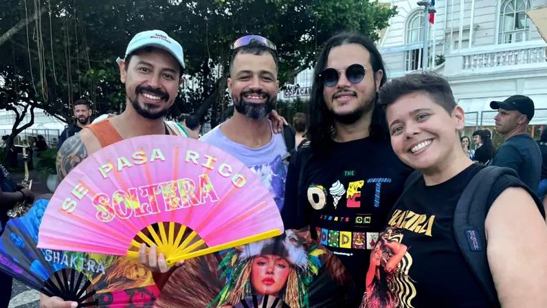 Grupo de fãs de Shakira em frente ao Copacabana Palace, onde ela está hospedada