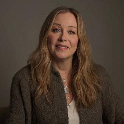 Christina Applegate continua internada após diagnóstico de esclerose múltipla