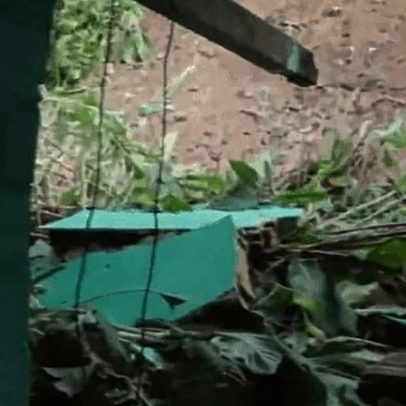 Deslizamento atinge casa após fortes chuvas na Região Metropolitana do Recife