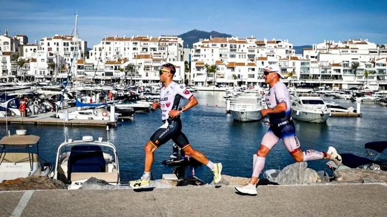 Jelle Geens, da Bélgica, e Kristian Blummenfelt, da Noruega, competem durante o percurso de corrida do Campeonato Mundial Masculino Ironman de 2025, em Marbella, na Espanha