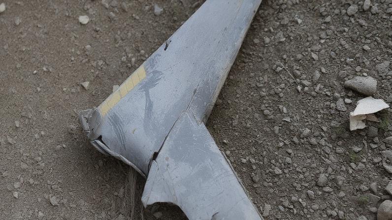 Pedaço do caça abatido pelo Irã no local da queda