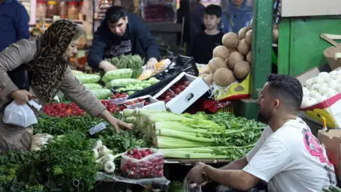 Irã prevê demissões em massa devido à guerra com EUA e Israel