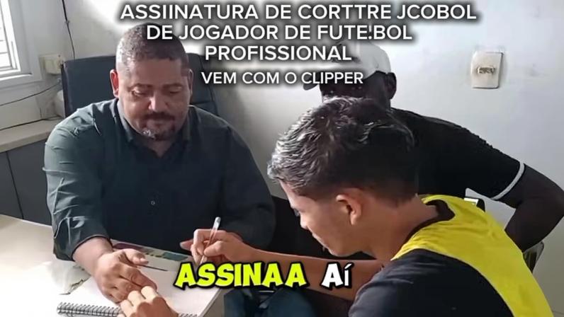 Assinatura inusitada chamou atenção, e dirigente comparou com Messi e Ronaldo. — Foto: Divulgação