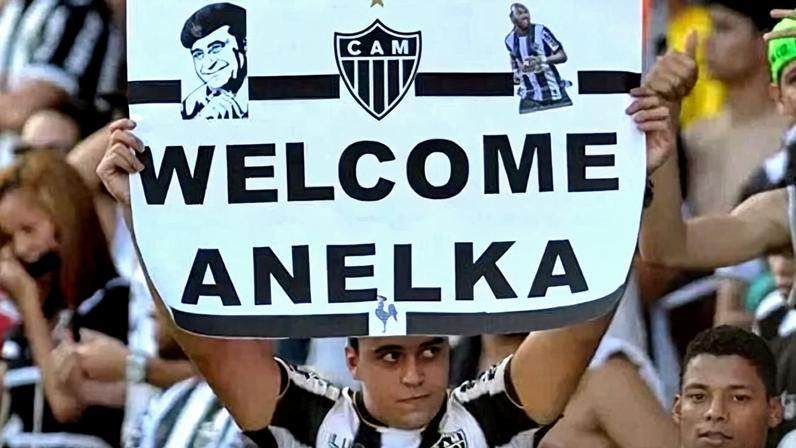 Torcedor do Atlético-MG recepciona Anelka no Mineirão (Foto: Reprodução)