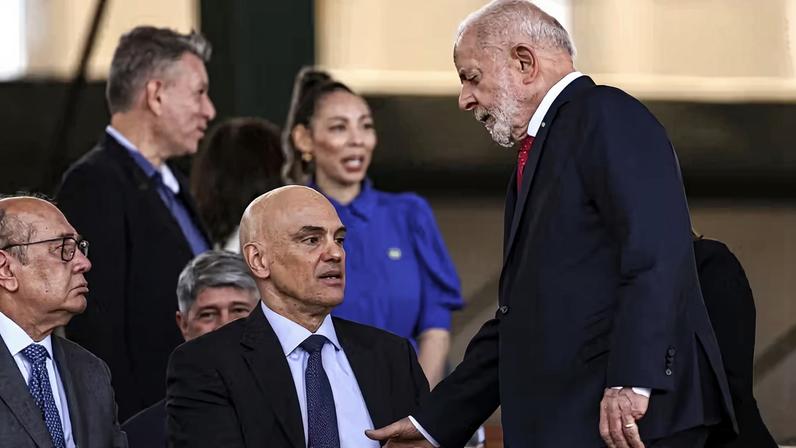 Os ministros do STF, Gilmar Mendes e Alexandre de Moraes, e o presidente Luiz Inácio Lula da Silva durante a solenidade — Foto: Marcelo Camargo/Agência Brasil