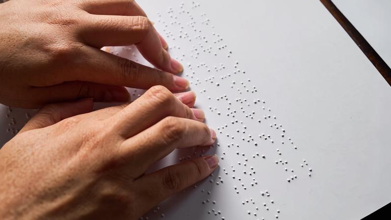 O contato com o braille desde a infância promove aprendizado, desenvolvimento da linguagem, autonomia e participação escolar em condições de equidade