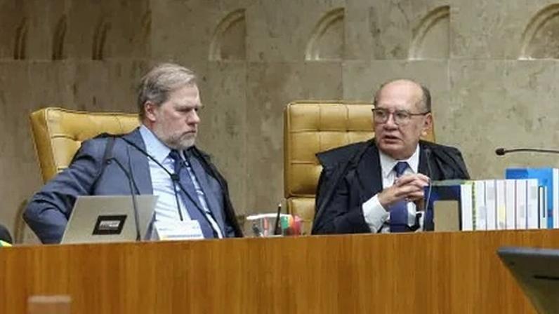 O ministro Dias Toffoli e o decano Gilmar Mendes em sessão plenária do STF