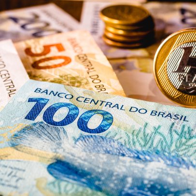 Brasileiro gasta cerca de 1 em cada 3 reais que recebe para pagar dívidas