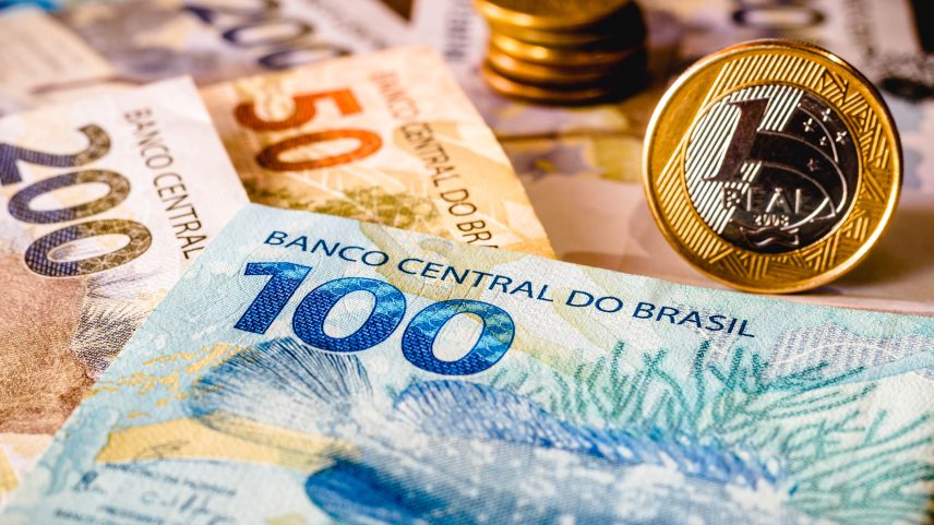 Brasileiro gasta cerca de 1 em cada 3 reais que recebe para pagar dívidas