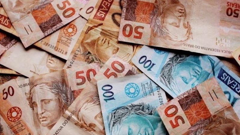Combater os supersalários é reafirmar o compromisso com a democracia e a moralidade administrativa, diz o articulista; na imagem, cédulas de real