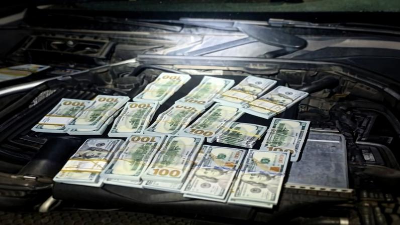 Dinheiro achado em motor de Mercedes - Metrópoles
