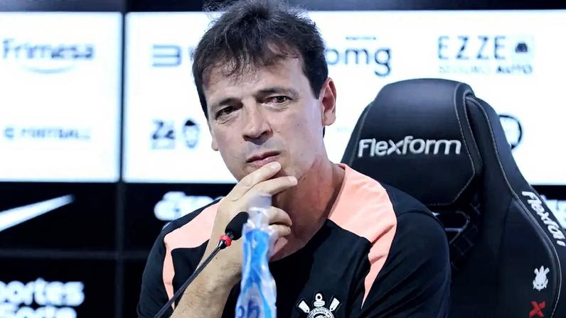 Fernando Diniz é apresentado como novo técnico do Corinthians no CT Joaquim Grava (Foto: Marina Uezima/Folhapress)