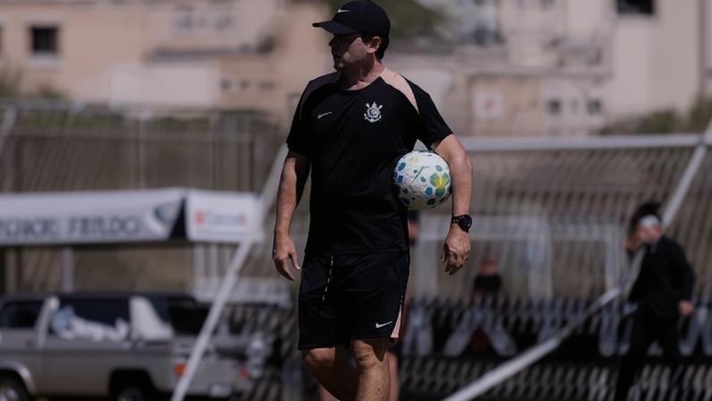 Diniz durante treino do Corinthians