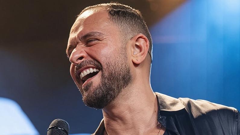 Diogo Nogueira canta em especial de fim de ano na TV