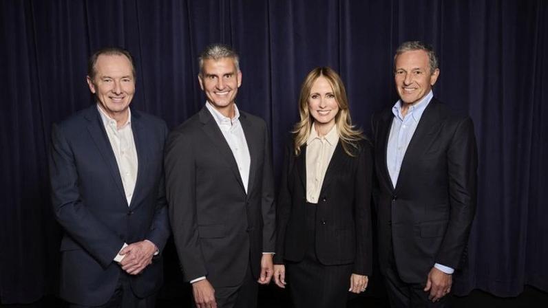 Da esquerda para a direita: o presidente do conselho de administração da Disney, James Gorman, o CEO da Disney, Josh D’Amaro, a presidente da Disney, Dana Walden, e o ex-CEO da Disney, Bob Iger