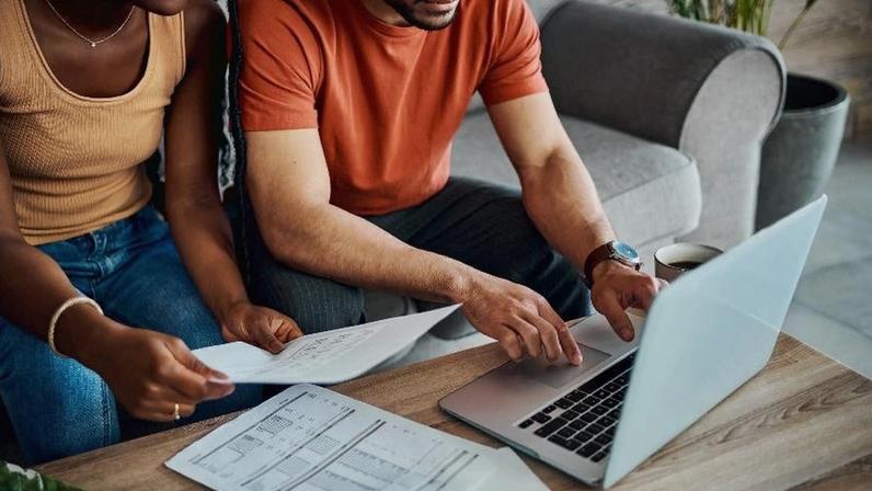 Quase metade da população está endividada no Brasil