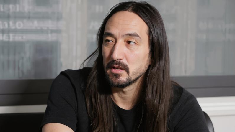 Dj Steve Aoki em preto e branco