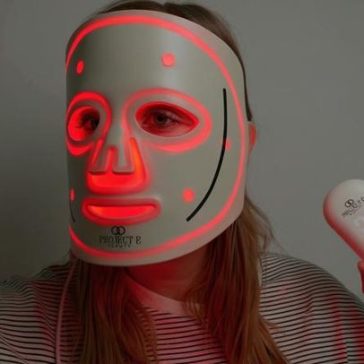 Máscaras de LED no rosto funcionam? A verdade sobre a terapia de luz vermelha