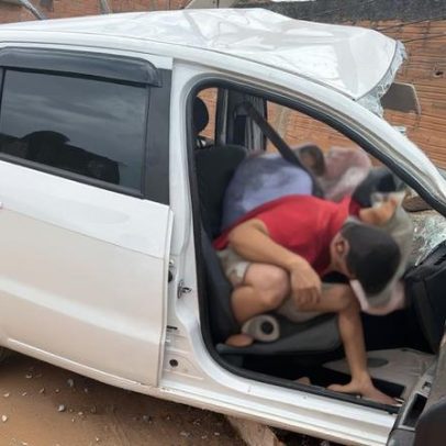 Dois homens morrem após carro colidir com poste em Capitão Enéas