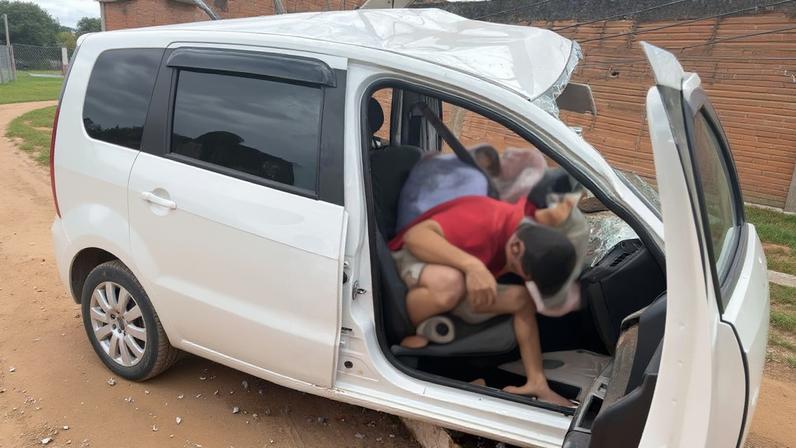 Dois homens morrem após carro em alta velocidade bater de frente com um poste em Capitão Enéas