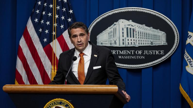 O procurador-geral interino dos Estados Unidos, Todd Blanche, em entrevista coletiva no último dia 7 (Foto: EFE/EPA/SHAWN THEW)