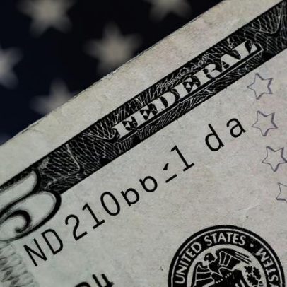 Dólar fecha em queda e fica abaixo de R$ 5
