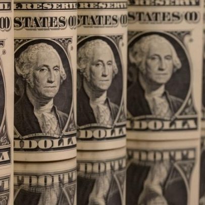 Dólar abre estável em R$ 5,00 com petróleo e medidas do governo