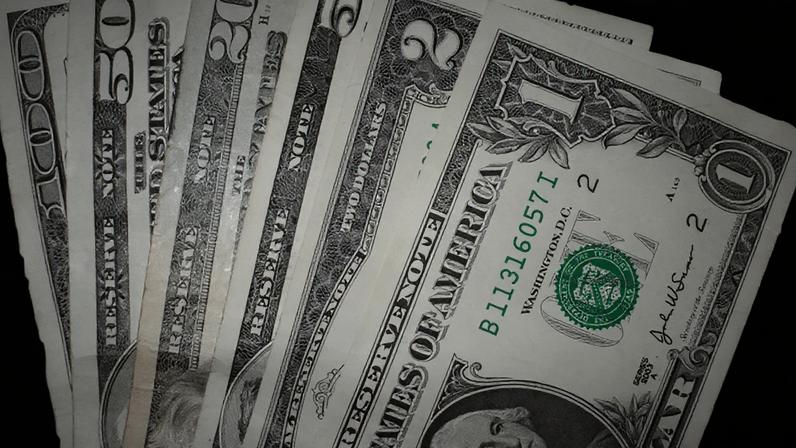 Trata-se da 3ª manutenção seguida da taxa neste patamar; na imagem, notas de dólar