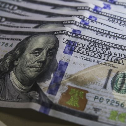 Dólar retorna ao nível pré-guerra; Bolsa sobe com possível acordo com Irã