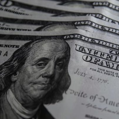 Ibovespa cai, dólar fecha estável em dia de tensão externa