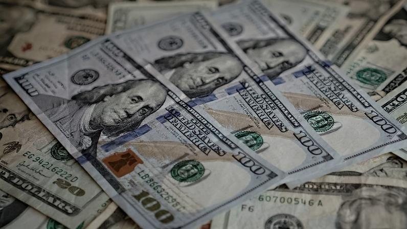 Os números indicam recuperação da renda e aceleração do consumo, embora o avanço dos preços siga pressionando o poder de compra; na imagem, notas de dólar