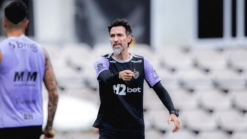 Domínguez orienta jogadores do Atlético durante treinamento na Cidade do Galo