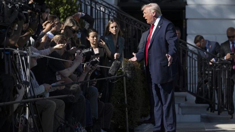 Estratégia pode ser especialmente vantajosa para Trump quando ele fala a jornalistas, e os obriga, já que ele é o presidente da República, a fazer reportagens sobre essas declarações incríveis, controlando assim os ciclos do noticiário, diz o articulista