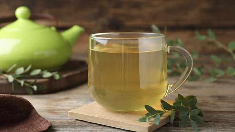 Dor de garganta? 8 chás caseiros sugeridos para alívio