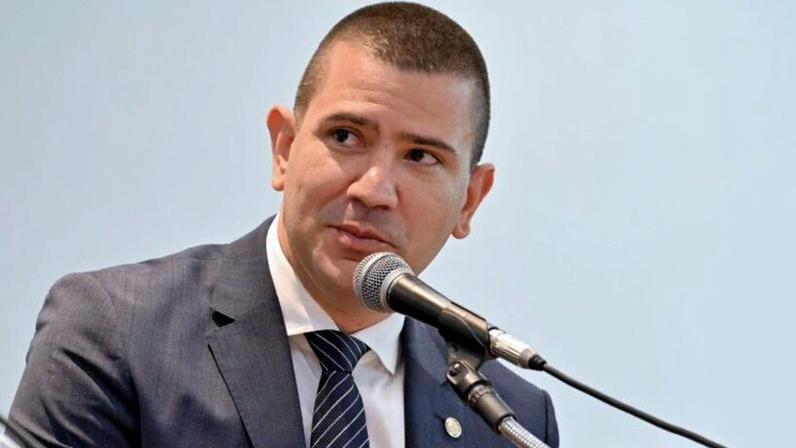 Douglas Ruas foi eleito na 6ª feira (17.abr.2026) como candidato único, com apoio de 44 dos 65 deputados estaduais e uma abstenção