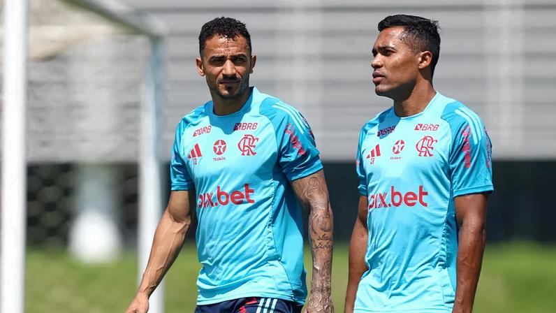 Danilo e Alex Sandro em treino do Flamengo — Foto: Gilvan de Souza/Flamengo
