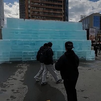Bombeiros derretem escultura de gelo deixada por Drake no centro da cidade