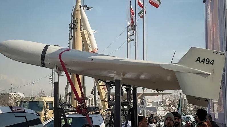 Drone de fabricação iraniana Shahed-136 em exibição na Praça Azadi (Liberdade)