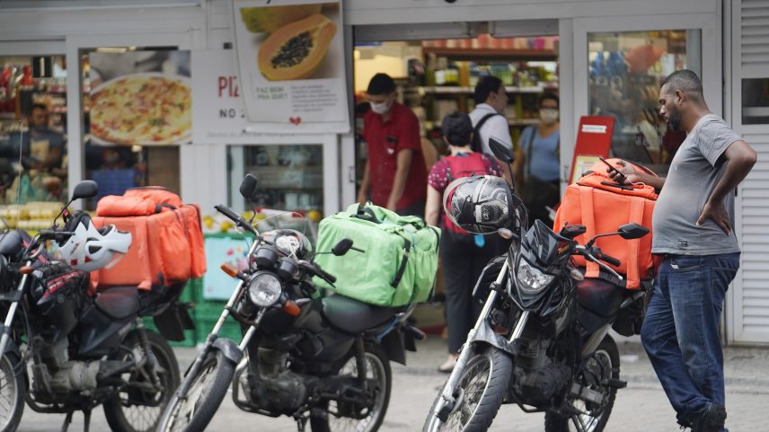 Entregadores de aplicativo se concentram na porta de supermercados da Zona Sul do Rio — Foto: Marcos Serra Lima/G1