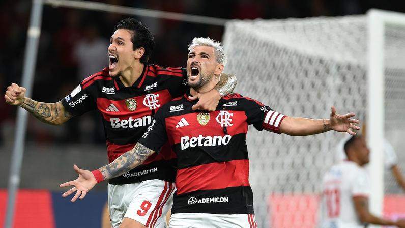 Arrascaeta e Pedro comemoram gol do Flamengo contra o Bahia — Foto: André Durão