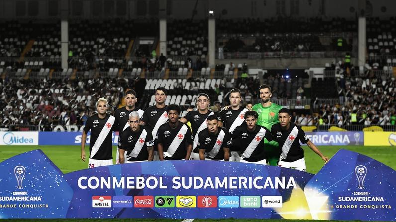 Time do Vasco posado antes de enfrentar o Olimpia — Foto: Alexandre Durão / ge