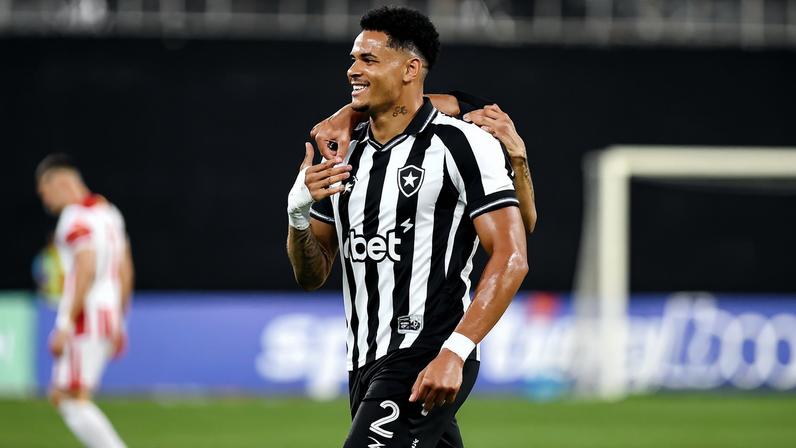 Newton comemora último gol do Botafogo sobre o Independiente Petrolero — Foto: Alexandre Durão